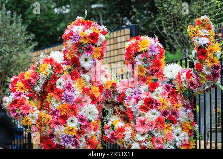 London, Großbritannien. 22. Mai 2023. 9:50AM MA329 9:10AM SW803 die „Bush Boys“ treten als lebendige Blumen und topische Kunst auf dem St. George „Aight Here“ Balcony GardenPress Day auf der jährlich stattfindenden RHS Chelsea Flower Show auf, bei der vom 23. Bis 27. Mai Gartendesigns, Produkte, Blumenausstellungen und alles im Gartenbau präsentiert werden. Kredit: Imageplotter/Alamy Live News Stockfoto