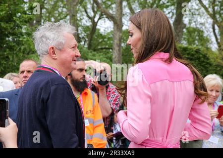 London, UK, 22. Mai 2023: Louis Walsh, irische Musikmanagerin und TV-Persönlichkeit, spricht mit Catherine, Prinzessin von Wales, während ihres Besuchs bei der RHS Chelsea Flower Show, einer Gartenshow der Royal Horticultural Society auf dem Gelände des Royal Hospital Chelsea in London. Die jährliche Gartenausstellung findet vom 23. Mai bis 27. Mai fünf Tage lang statt. Kredit: Dinendra Haria/Alamy Live News Stockfoto