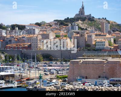 Blick auf Marseille vom Hafen, mit Notre Dame de la Garde auf dem Hügel. Stockfoto