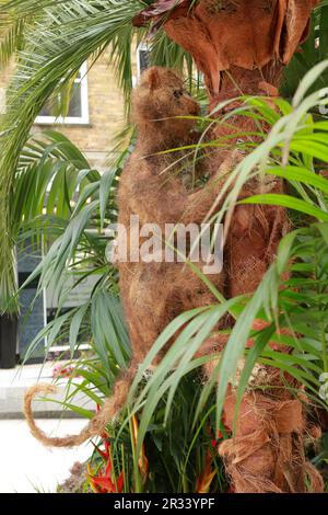 London, Großbritannien. 22. Mai 2023. Safari in der Stadt von Neill Strain Floral Couture in Halkin Arcade. Das Festival Belgravia in Bloom findet vom 22. Bis 29. Mai statt. Das Festival kehrt zum achten Mal mit dem Thema „Into the Wild“ zurück und wird Belgravia mit unglaublichen Blumeninstallationen zum Leben erwecken. Lokale Blumeninstallationen fallen mit der jährlichen RHS Chelsea Flower Show zusammen. Quelle: Waldemar Sikora / Alamy Live News Stockfoto