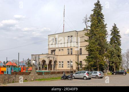 Belgrad, Serbien - 13. April 2020: Altes Hotel und Restaurant Avala auf dem Gipfel des Berges in der Nähe des Frühlingstages der Hauptstadt. Stockfoto