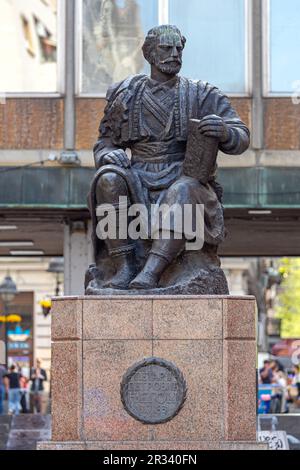 Belgrad, Serbien - 12. April 2021: Bronzemonument Petar Petrovic Njegos historisches Wahrzeichen im Stadtzentrum der Hauptstadt. Stockfoto