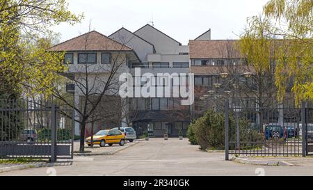 Mladenovac, Serbien - 13. April 2020: Eingangstor zum Selters Spa Rehabilitation Centre Complex. Stockfoto