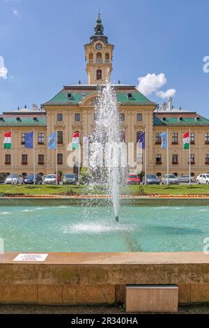 Szeged, Ungarn - 16. Juni 2021: Wasserstrahlbrunnen im Square Park vor dem Rathausgebäude Sonnentag. Stockfoto