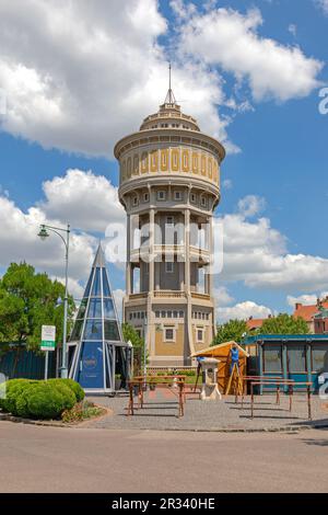 Szeged, Ungarn - 16. Juni 2021: Historischer Wasserturm Viztorony Landmark am St. Istvan Platz in Szeged, Ungarn. Stockfoto