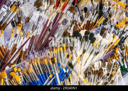 Viele Pinsel verschiedener Größen und Formen werden im Kunsthandwerk, im Soft Focus und im Kunsthintergrund angezeigt Stockfoto