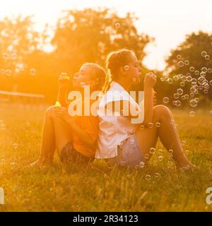 Zwei Mädchen im Teenageralter Stockfoto