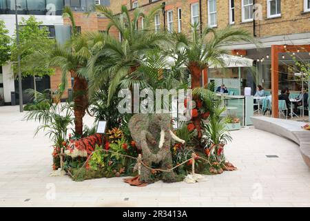 London, Großbritannien. 22. Mai 2023. Safari in der Stadt von Neill Strain Floral Couture in Halkin Arcade. Das Festival Belgravia in Bloom findet vom 22. Bis 29. Mai statt. Das Festival kehrt zum achten Mal mit dem Thema „Into the Wild“ zurück und wird Belgravia mit unglaublichen Blumeninstallationen zum Leben erwecken. Lokale Blumeninstallationen fallen mit der jährlichen RHS Chelsea Flower Show zusammen. Quelle: Waldemar Sikora / Alamy Live News Stockfoto