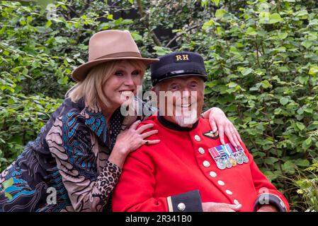 Joanna Lumely mit einer Chelsea-Rentnerin im Horatio's Garden bei der RHS Chelsea Flower Show 2023 Stockfoto