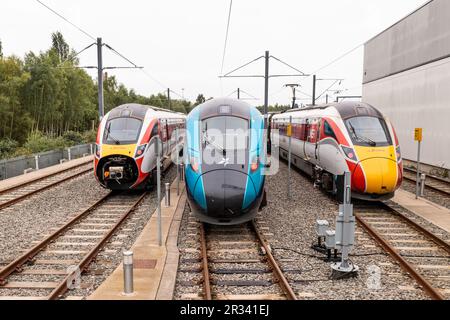 DONCASTER, GROSSBRITANNIEN - 13. MAI 2023. Die Vorderseite einer Flotte von Hochgeschwindigkeitszügen für den Personenverkehr in Trans Pennine Express und LNER-Aufklebern in einer Wartung Stockfoto