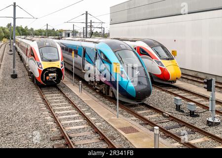 Luftaufnahme einer Flotte von Hitachi-Hochgeschwindigkeitszügen in Trans Pennine Express und LNER-Aufmachung im Hitachi-Wartungsdepot Stockfoto