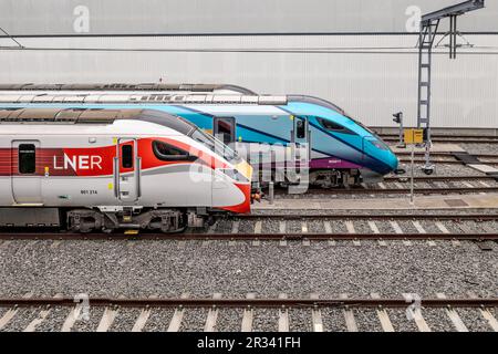 DONCASTER, GROSSBRITANNIEN - 13. MAI 2023. Profilansicht einer Flotte von Hitachi-Hochgeschwindigkeitszügen in Trans Pennine Express und LNER-Aufklebern auf dem Hitach Stockfoto