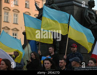 Am 21. Mai 2023 trafen sich Mitglieder der lokalen belarussischen und ukrainischen Diaspora zusammen mit engagierten Aktivisten solidarisch für den Protest "Freiheit für politische Gefangene von Belarus" auf dem wichtigsten Marktplatz in Krakau, Polen. Stockfoto