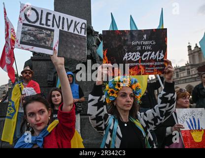 Am 21. Mai 2023 trafen sich Mitglieder der lokalen belarussischen und ukrainischen Diaspora zusammen mit engagierten Aktivisten solidarisch für den Protest "Freiheit für politische Gefangene von Belarus" auf dem wichtigsten Marktplatz in Krakau, Polen. Stockfoto