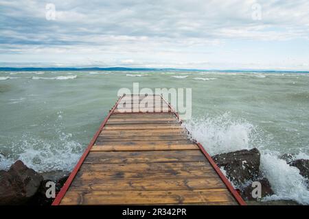 Bei stürmischem Wetter treffen die Wellen auf den Pier Stockfoto