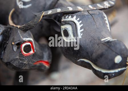 Ein aus Holz geschnitzter Ochse wurde in der Nähe eines vietnam-Souvenirs geschossen Stockfoto