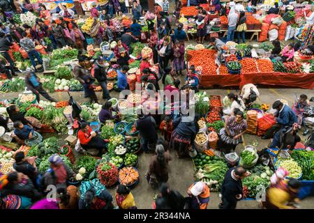 Mercado cubierto de Santo Tomas, Mercado del Centro Historico, Chichicastenango, Municipio del Departamento de El Quiché, Guatemala, Mittelamerika. Stockfoto