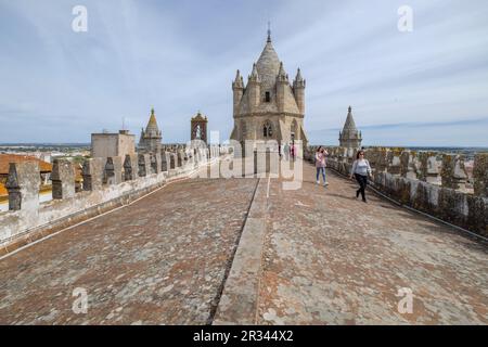 Turistas en La Terraza superior, Catedral de Évora, Sé Catedral Basílica de Nossa Senhora da Assunção, Évora, Alentejo, Portugal. Stockfoto