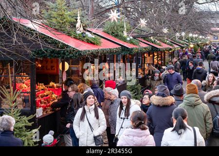 Mercado de Navidad, East Princes Street Gardens, Edimburgo, Lowlands, Escocia, Reino Unido. Stockfoto