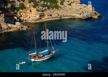 Yates fondeados, Cala Marmols, Ses Salines, Mallorca, Balearen, Spanien, Europa. Stockfoto