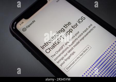 Website „Introducing the ChatGPT App for iOS“ auf einem iPhone. Im Mai 2023 gab OpenAI die Einführung einer offiziellen iOS-App von ChatGPT bekannt Stockfoto