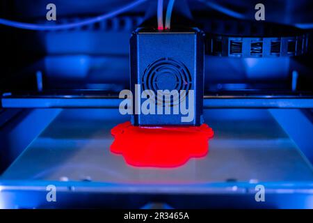 Automatische dreidimensionale 3D Drucker Maschine drucken roten Kunststoff-Modell Stockfoto