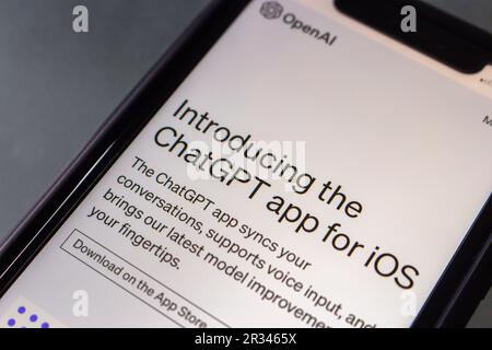 Website „Introducing the ChatGPT App for iOS“ auf einem iPhone. Im Mai 2023 gab OpenAI die Einführung einer offiziellen iOS-App von ChatGPT bekannt Stockfoto