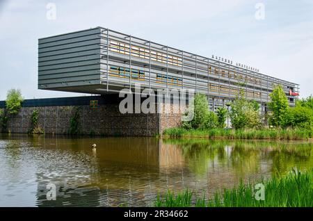 Amstelveen, Niederlande, 14. Mai 2023: Das Feuerwehrgebäude ragt über dem nahen See Stockfoto