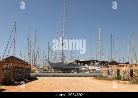 Mit Graffiti bedeckte Gebäude in Ruinen, Lagos, Algarve, Portugal Stockfoto