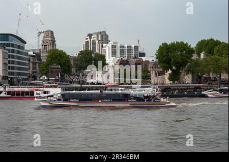 LONDON, Großbritannien - 23. MAI 2009: Blick auf den Tower Millennium Pier mit mehreren Booten auf der Themse und Menschenmassen rund um den Tower Stockfoto