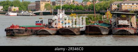 LONDON, Großbritannien - 23. MAI 2009: Panoramablick auf Downings Roads am Flussufer der Themse, die eine kleine Gemeinde von Hausbootbewohnern beherbergt Stockfoto