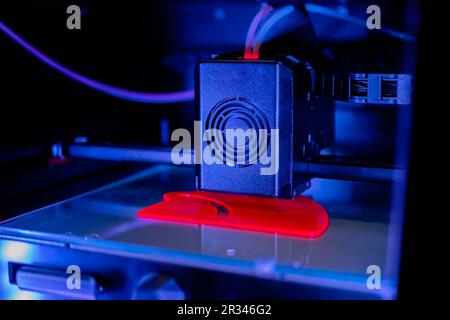 3D Drucker, der ein physisches rotes 3D-Modell mit Kunststoffdraht-Filament erstellt Stockfoto