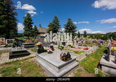 Friedhof und Kapelle des Heiligen Sebastian, Maniowy, Woiwodschaft Kleinpolen, Karpaten, Polen. Stockfoto