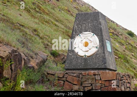 Der Markierungsstein Yorkshire Rose an der Grenze zu Lancashire Yorkshire auf der Autobahn M62 bei Scammonden Stockfoto