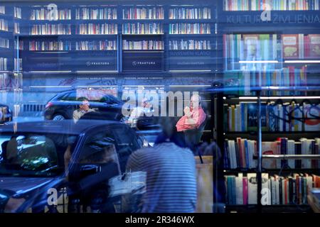 Zagreb, Kroatien. 22. Mai 2023. Die argentinischen Psychotherapeuten und Schriftsteller Demian Bucay und Jorge Bucay nehmen am 22. Mai 2023 an einer Pressekonferenz in der Buchhandlung Fraktura in Zagreb, Kroatien, Teil. Foto: Igor Kralj/PIXSELL Kredit: Pixsell/Alamy Live News Stockfoto