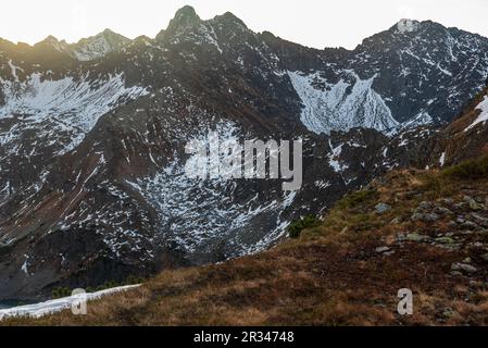 Rysy, Cubrina, Mengusovsky Stit, Koprovsky stit und Szpiglasowy Wierch in den Herbstbergen Hugh Tatras Stockfoto