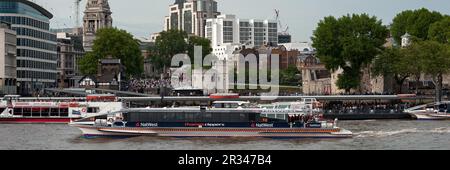 LONDON, Großbritannien - 23. MAI 2009: Panoramablick auf den Tower Millennium Pier mit mehreren Booten auf der Themse vor Anker und Menschenmassen rund um den Tower Stockfoto