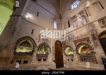 Sepulcros y pinturas murales en el brazo sur del crucero. Catedral de la Asunción de la Virgen, catedral vieja, Salamanca, comunidad Autónoma de Castilla y León, Spanien. Stockfoto