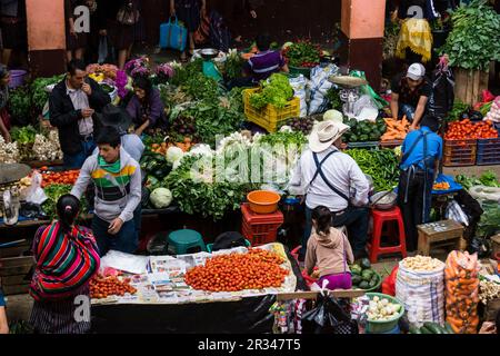 Mercado cubierto de Santo Tomas, Mercado del Centro Historico, Chichicastenango, Municipio del Departamento de El Quiché, Guatemala, Mittelamerika. Stockfoto