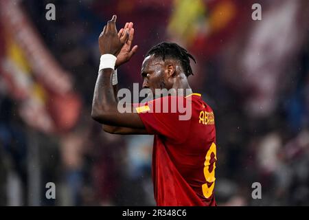 Rom, Italien. 01. Januar 2020. Tammy Abraham von AS Roma klatscht den Fans am Ende des Fußballspiels der Serie A zwischen AS Roma und US Salernitana 919 im Olimpico-Stadion in Rom (Italien) am 22. Mai 2023. Kredit: Insidefoto di andrea staccioli/Alamy Live News Stockfoto