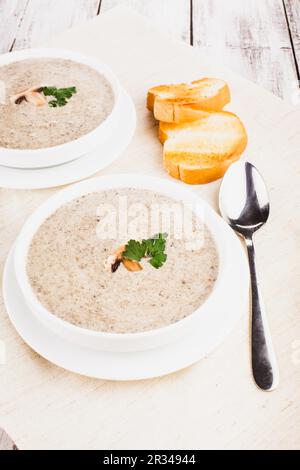 Pilze-Creme-Suppe mit Croutons - getrocknete weiße Laib Stockfoto