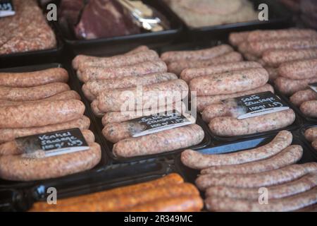 Verschiedene Wurstsorten bei einem Eurepeon-Verkäufer Stockfoto