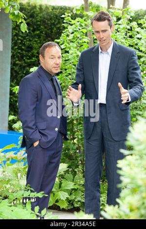 London, Großbritannien. 22. Mai 2023. Schauspieler Stephen Graham OBE bei der Chelsea Flower Show, wo er Charlie Hawkes, den Designer des National Brain Appeal Garten „Rare Space“, und Helena Clarke traf, die an einer jungen Demenz leidet. Kredit: Anna Watson/Alamy Live News Stockfoto