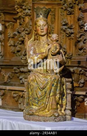 Virgen gótica sedente con el Niño en brazos, Capilla de la Virgen de la Cabeza, Catedral de la Asunción de la Virgen, Salamanca, comunidad Autónoma de Castilla y León, Spanien. Stockfoto