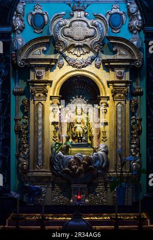 Retablo barroco del Presbiterio, camarín de la Mare de Déu de Bonany, una Talla de Madera que la tradición atribuye a la época mittelalterlich, sentada en una Silla con el Niño Jesús sobre las rodillas. Ermita de Bonany, siglo XVII Petra. Mallorca Islas Baleares. España. Stockfoto