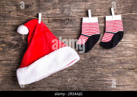 Weihnachtsmütze auf Seil Stockfoto