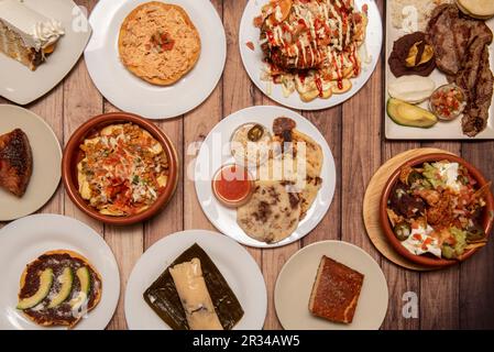 Set aus typischen Gerichten der zentralamerikanischen Küche mit Tamales, Katrachas, Roastbeef, Quesillo, Sahnekuchen und einigen Nachos mit Guacamole und verschiedenen Stockfoto