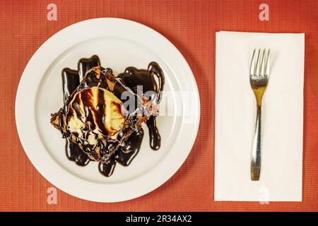 Der Brownie ist ein kleiner Schokoladenkuchen, typisch für die Gastronomie der Vereinigten Staaten. Er hat seinen Namen von seiner dunkelbraunen Farbe, oder braun auf Englisch Stockfoto