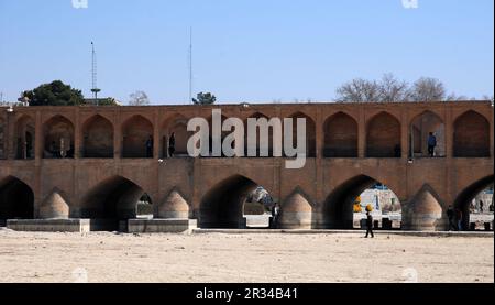 Die SI-o-se pol Bridge in Isfahan, Iran, wurde 1602 erbaut. Es hat 33 Bögen. Es ist das Symbol von Isfahan. Stockfoto