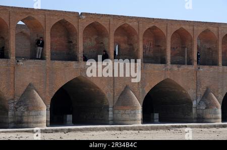 Die SI-o-se pol Bridge in Isfahan, Iran, wurde 1602 erbaut. Es hat 33 Bögen. Es ist das Symbol von Isfahan. Stockfoto